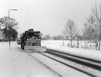 842769 Afbeelding van een strooiwagen / sneeuwschuiver van de wegendienst van Provinciale Waterstaat op de Koningsweg ...